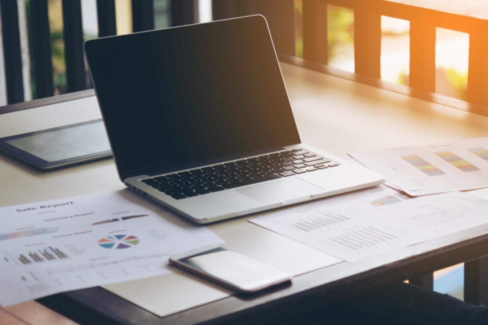 Teilnehmerin beim praktischen Lernen mit mobilem Gerät